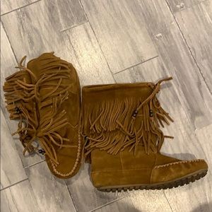 Minnetonka short tassel boots